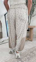 Load image into Gallery viewer, Trendy Pick Floral Printed Knit Pants - Caramel