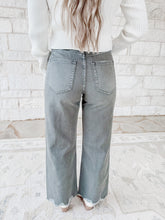 Load image into Gallery viewer, Leslie 90’s High Rise Crop Flare Jeans