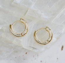 Load image into Gallery viewer, Jamie gold hoop earrings