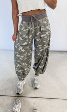 Load image into Gallery viewer, Weekend Ready Acid Wash Camo Cropped Joggers