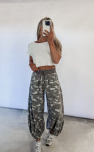 Load image into Gallery viewer, Weekend Ready Acid Wash Camo Cropped Joggers